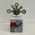 Scultura in ceramica con volto – Cubo decorato