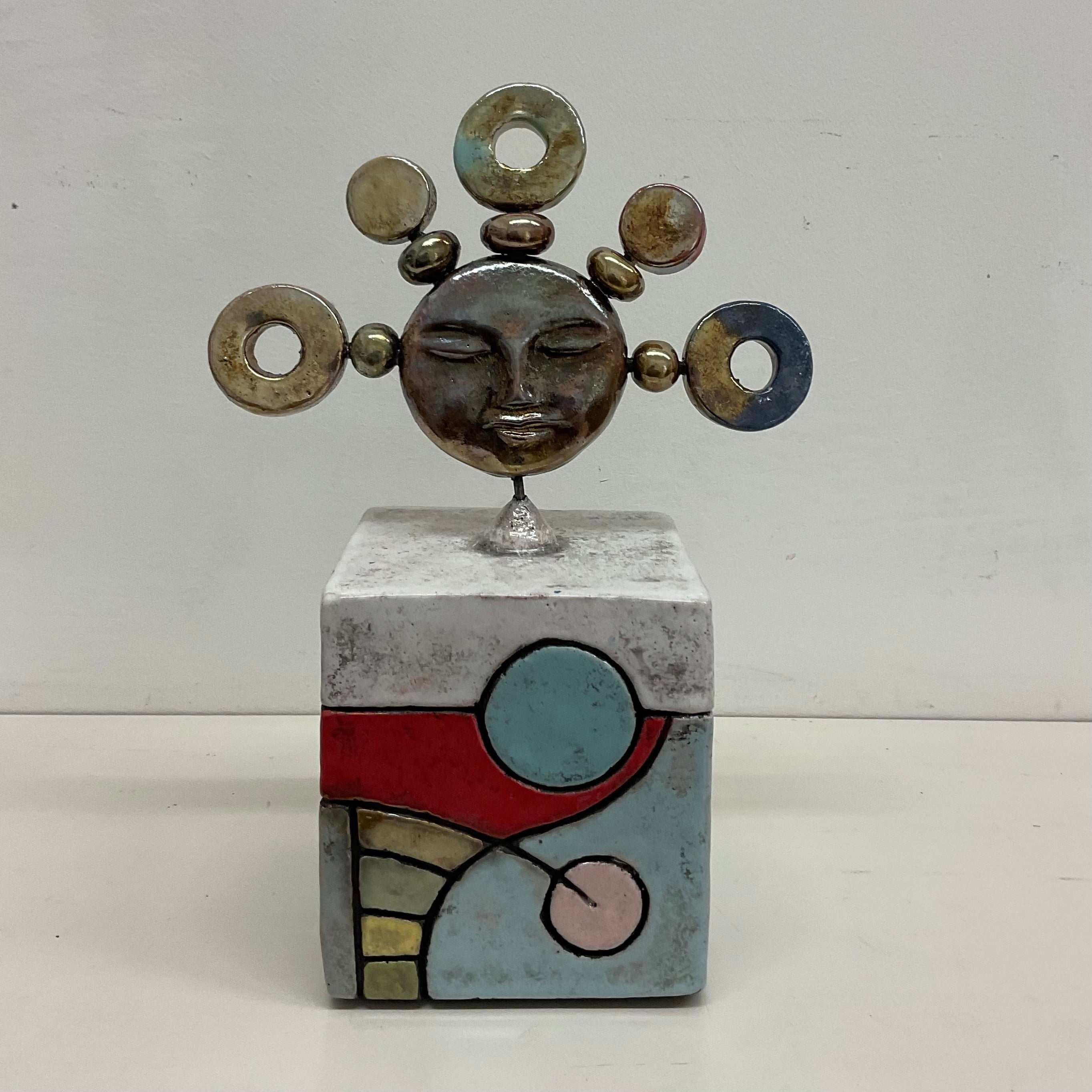 Scultura in ceramica con volto – Cubo decorato