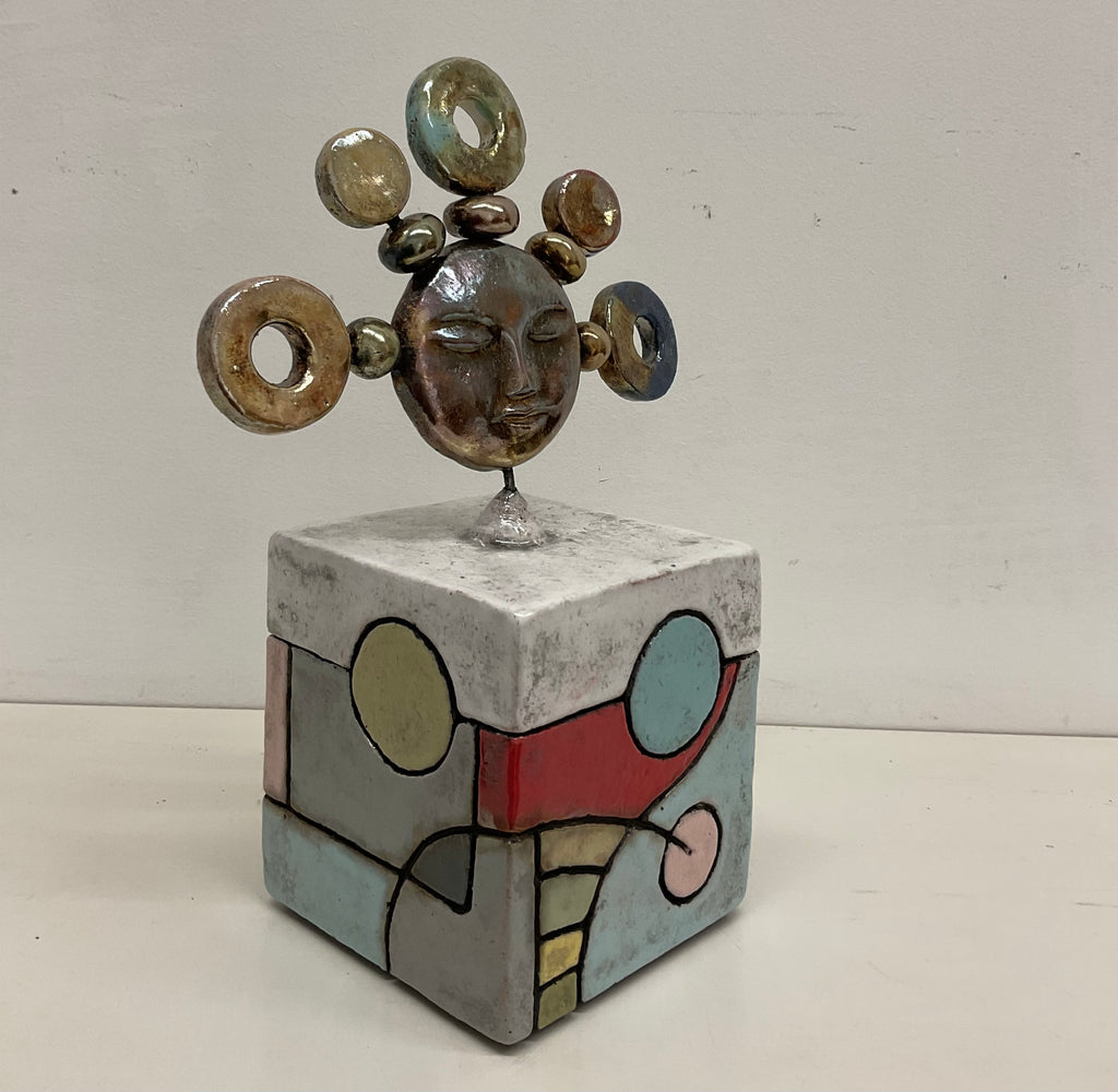 Scultura in ceramica con volto – Cubo decorato