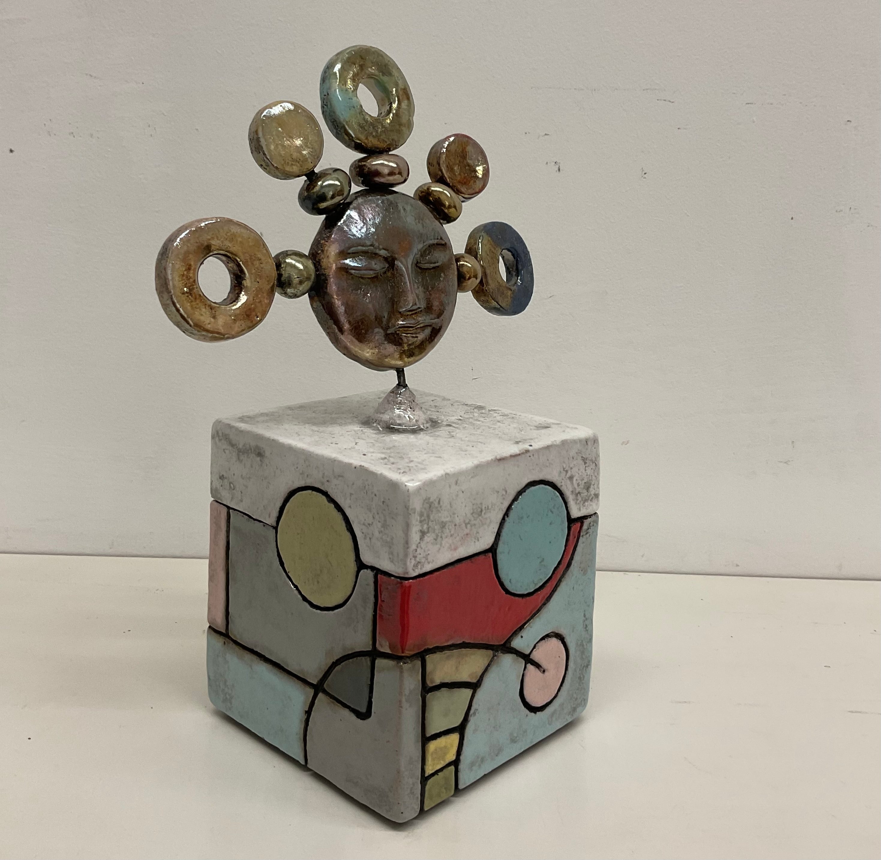 Scultura in ceramica con volto – Cubo decorato