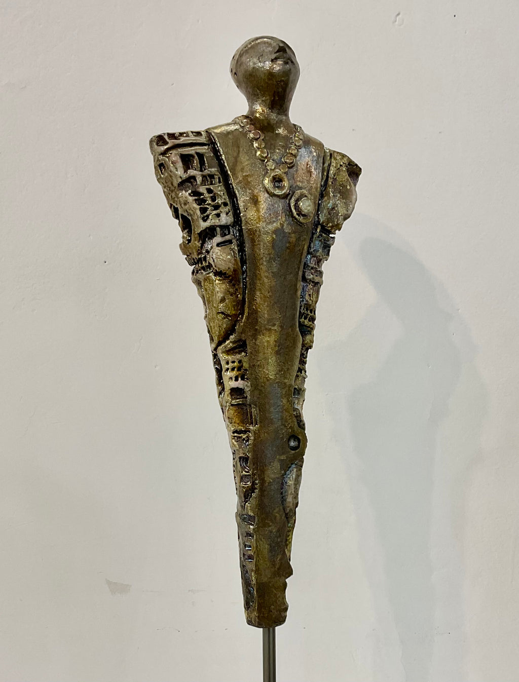 Scultura raku Il Guardiano — dettaglio volto e collana