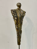 Scultura raku Il Guardiano — dettaglio volto e collana