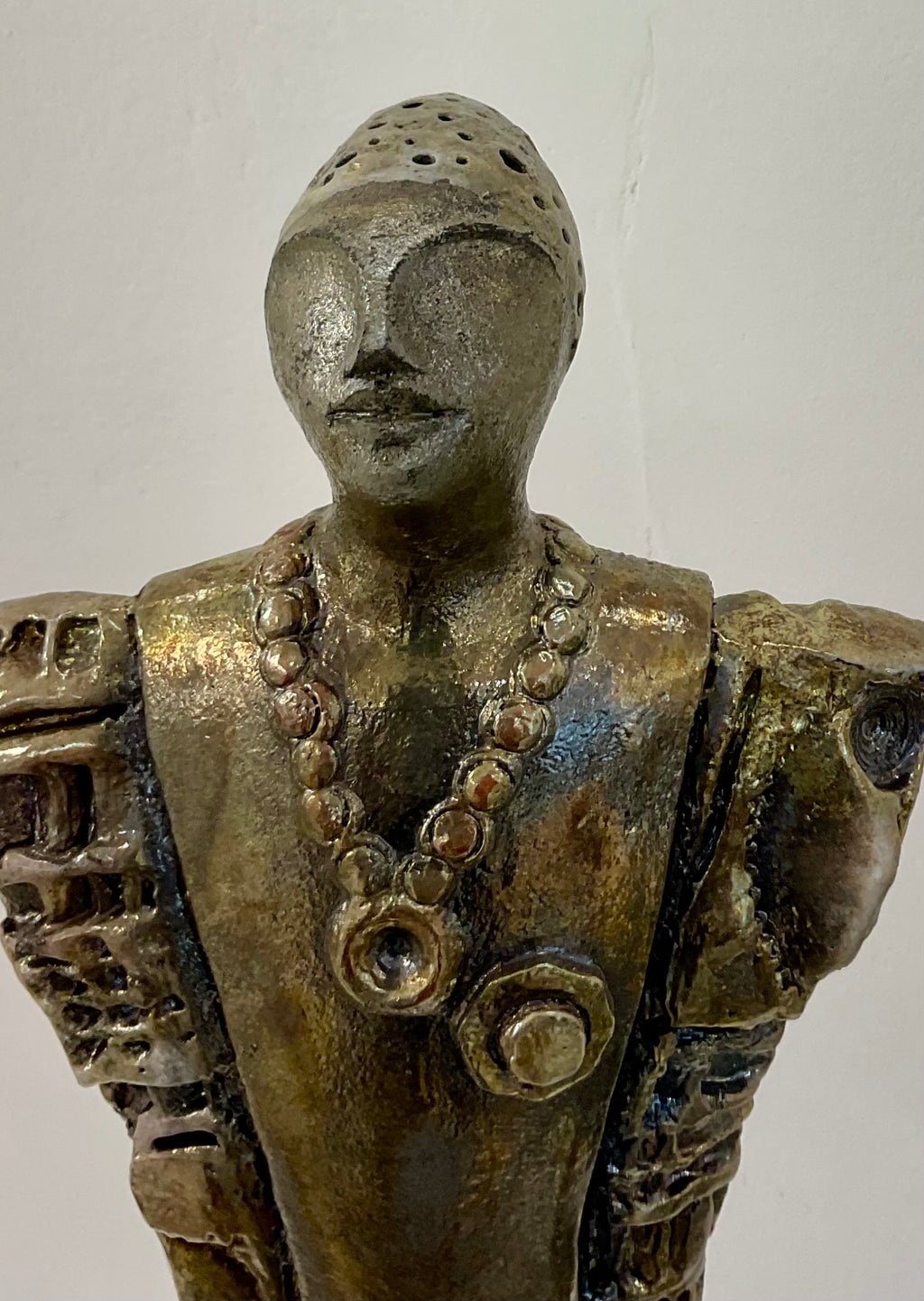 Scultura raku Il Guardiano — vista frontale completa