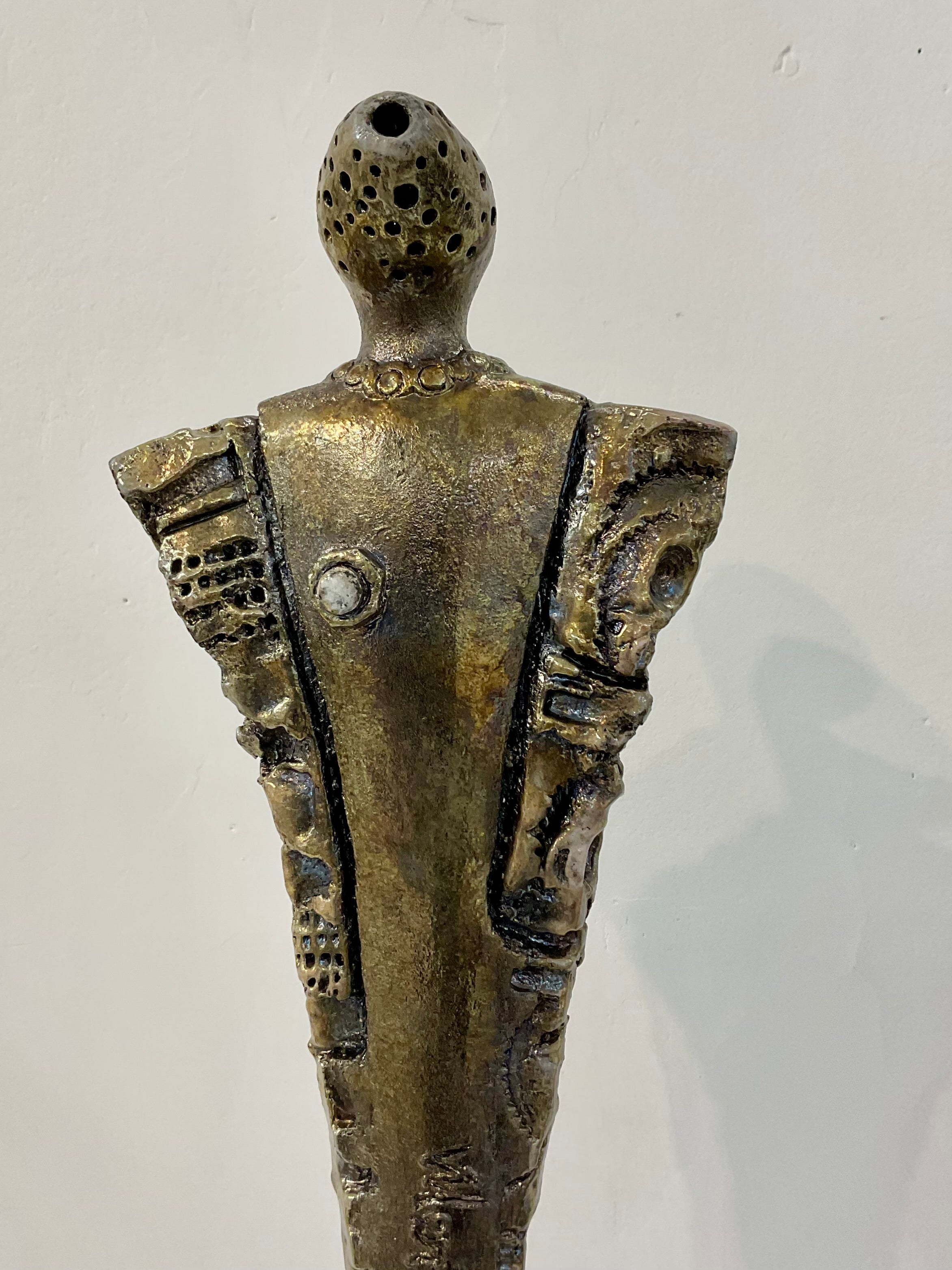 Scultura raku Il Guardiano — vista laterale su piedistallo