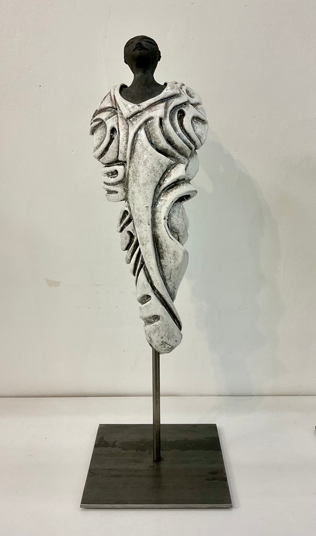 Scultura raku figura umana — dettaglio fronte