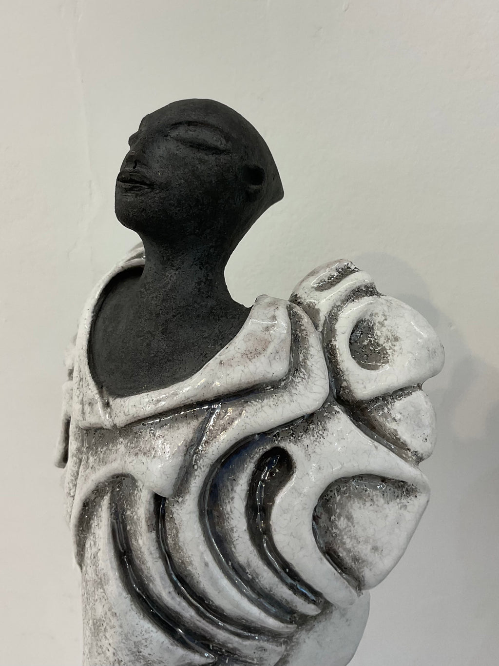 Scultura raku figura umana su piedistallo in ferro — vista completa