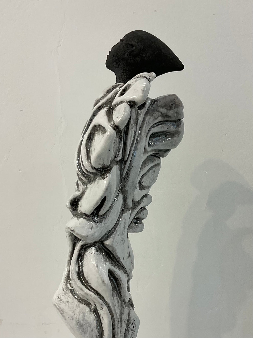 Scultura raku figura umana — vista laterale