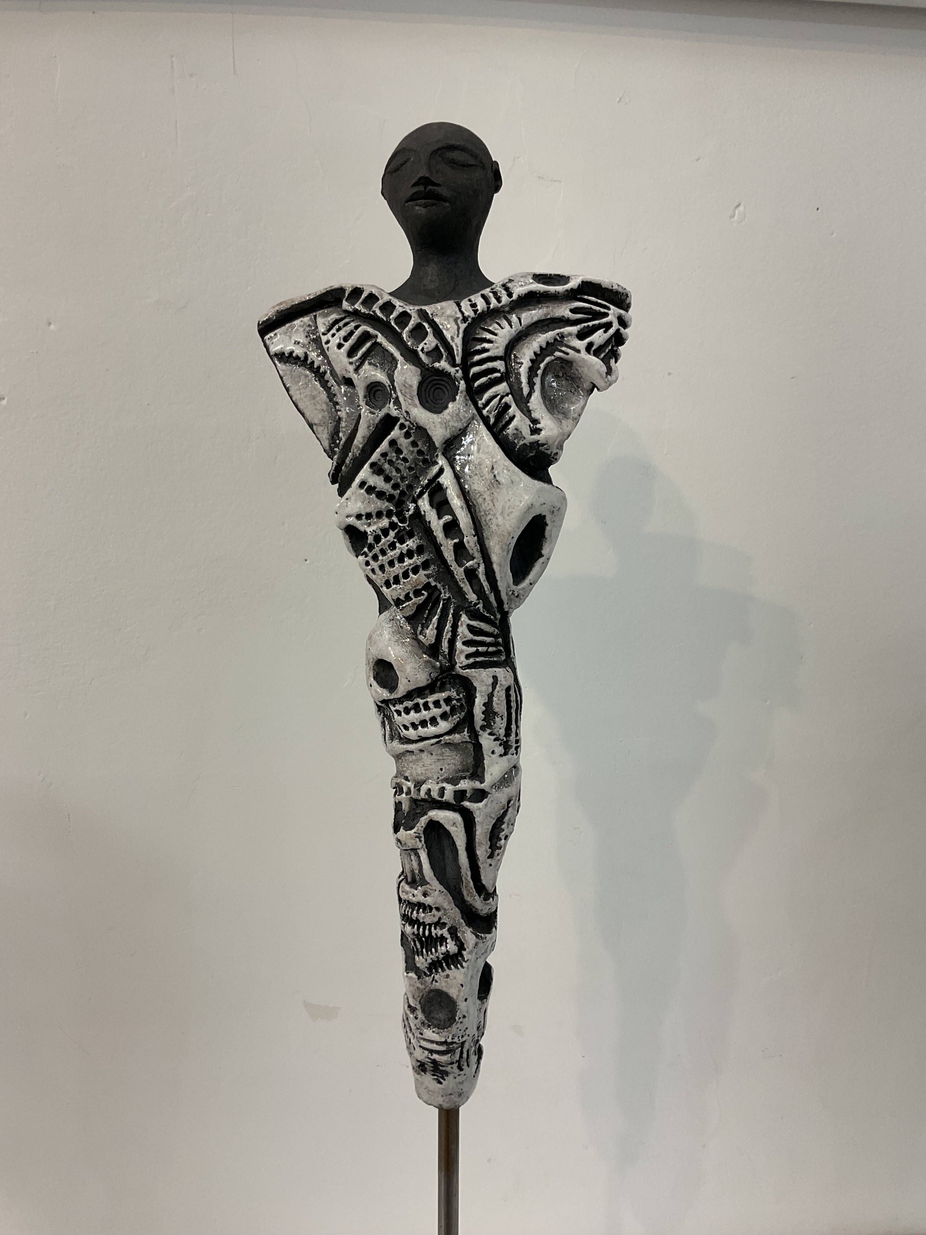 Scultura raku L'Anima Svelata — vista posteriore
