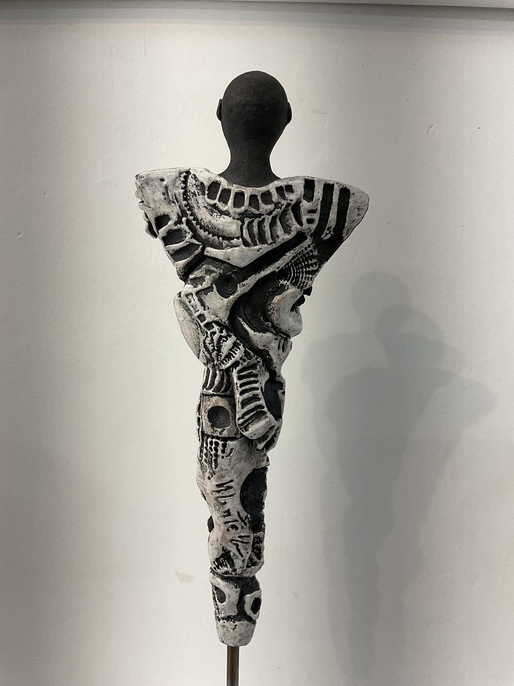 Scultura raku L'Anima Svelata — vista frontale completa