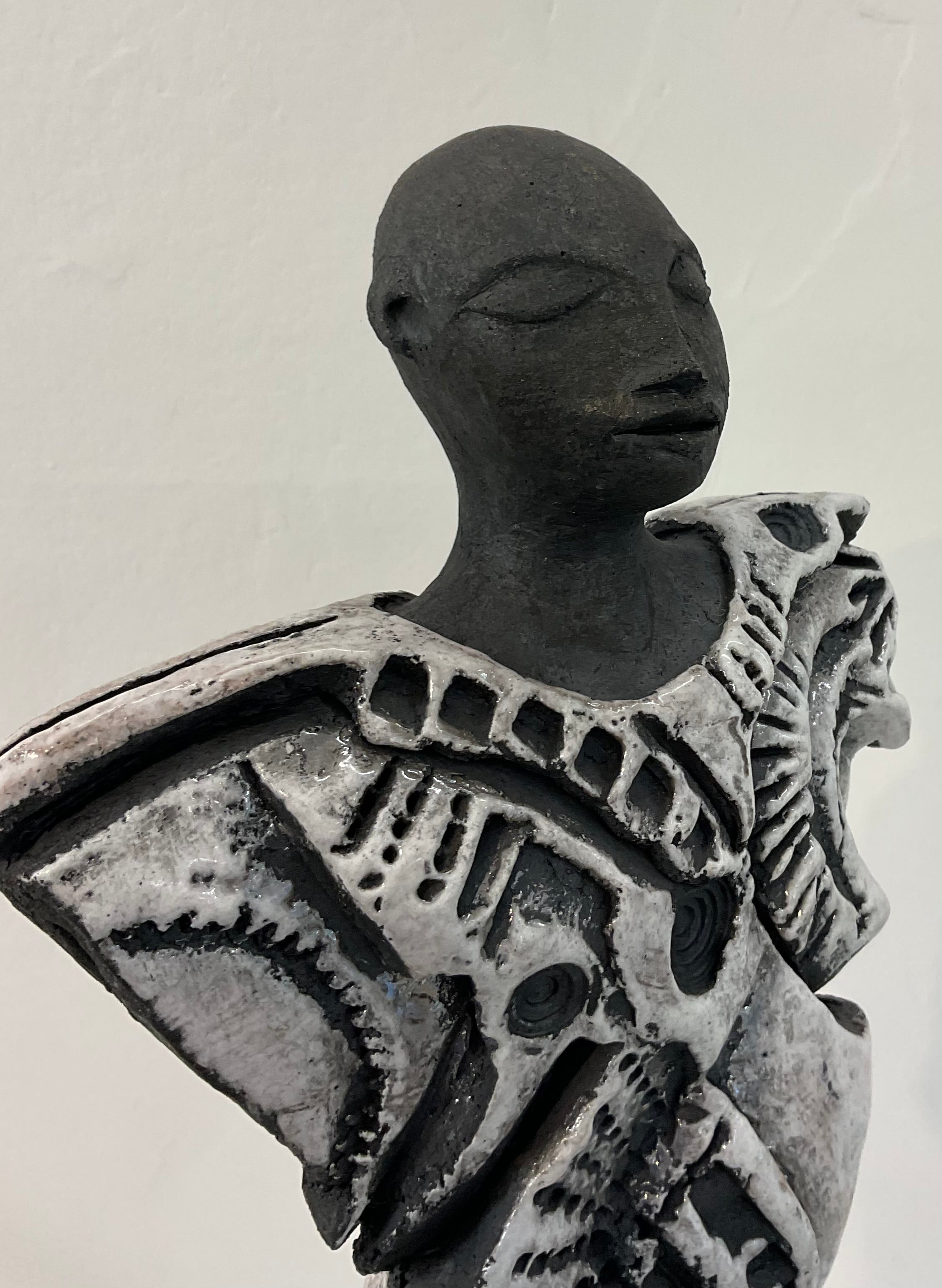 Scultura raku L'Anima Svelata — dettaglio volto e spalle