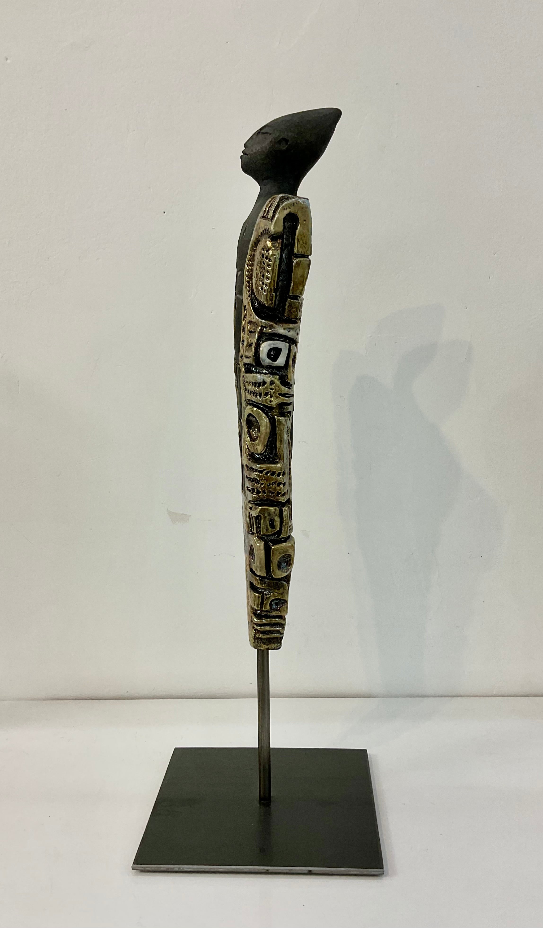 Scultura raku Il Messaggero — vista laterale su piedistallo