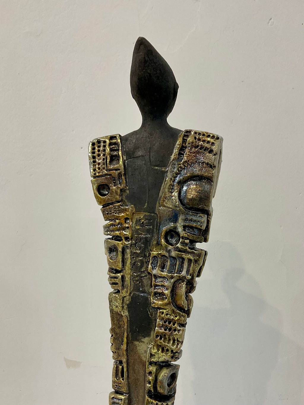 Scultura raku Il Messaggero — dettaglio texture bronzea posteriore